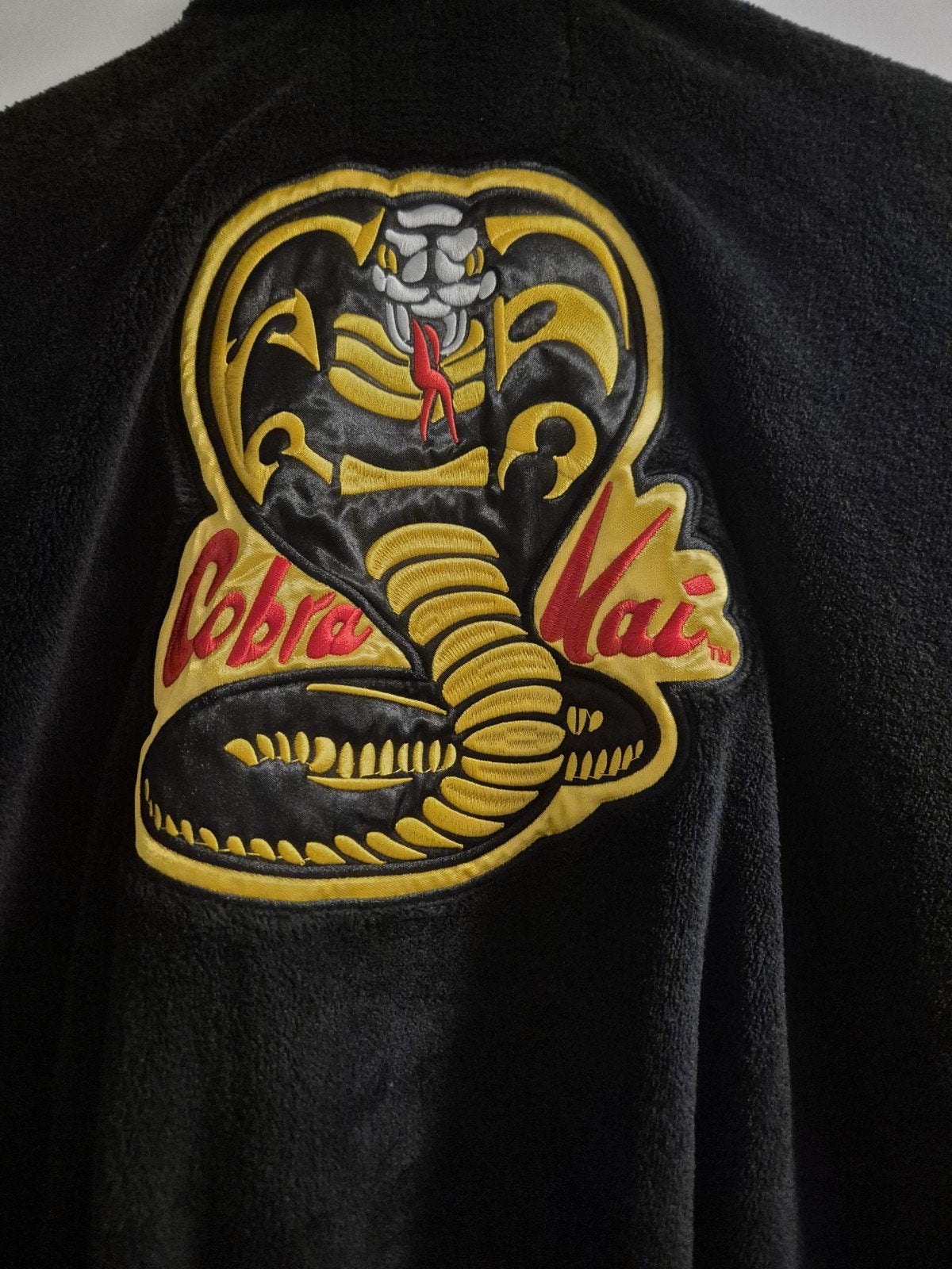Nieuwe Cobra Kai Badjas - Zwart met Geel, Ophalen of Verzenden, Nieuw, Cobra Kai