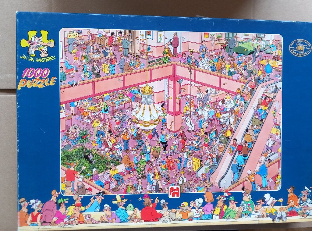 Jan van Haasteren - De uitverkoop - 1000 stukjes, Ophalen of Verzenden, 500 t/m 1500 stukjes, Zo goed als nieuw, Legpuzzel