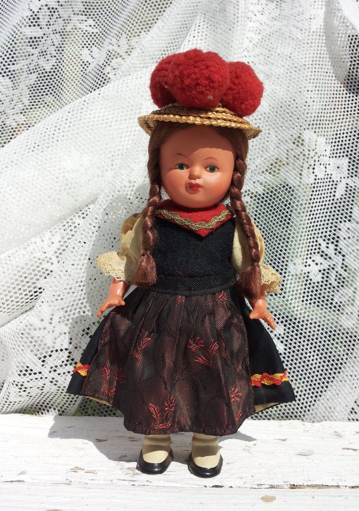 Folkloristisch dik popje vlechten / Vintage kinderspeelgoed, Ophalen of Verzenden, Zo goed als nieuw, Pop