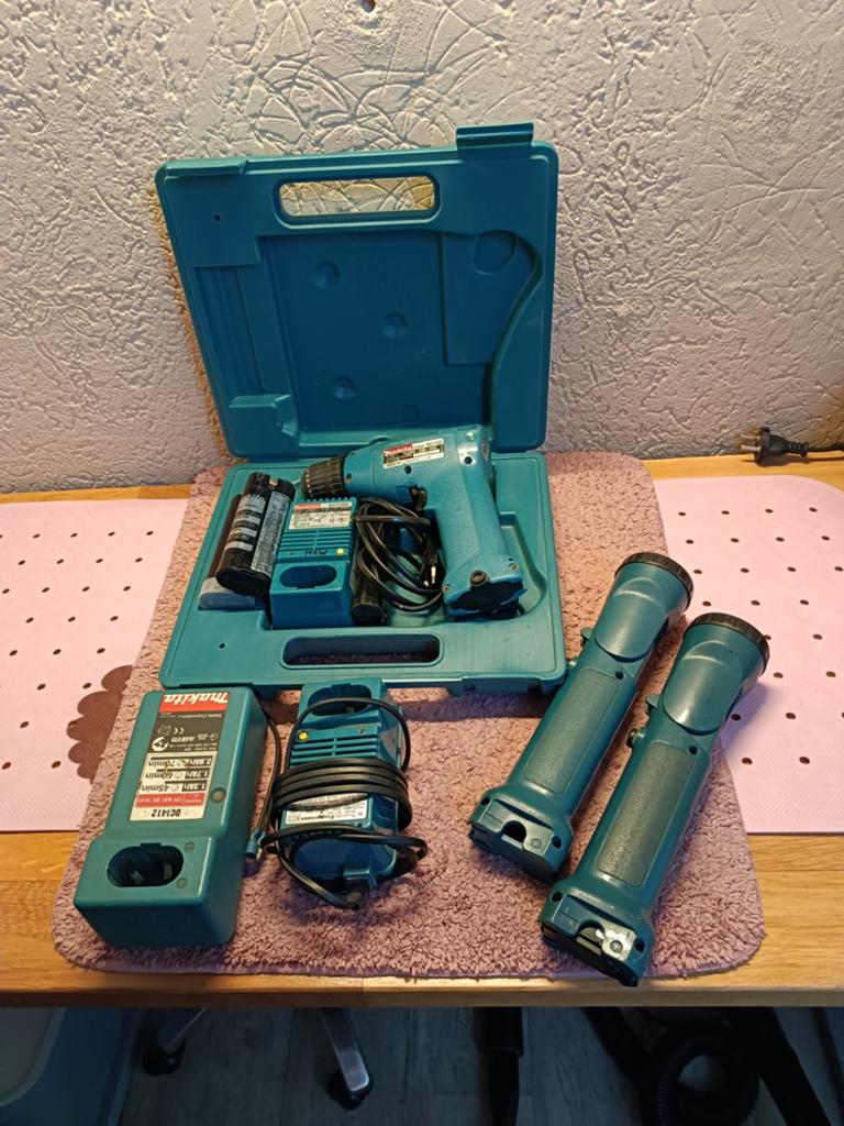 Makita 6015D Boormachine met 3 accu's en lader plus twee zak, Ophalen, Gebruikt, Minder dan 400 watt, Boormachine