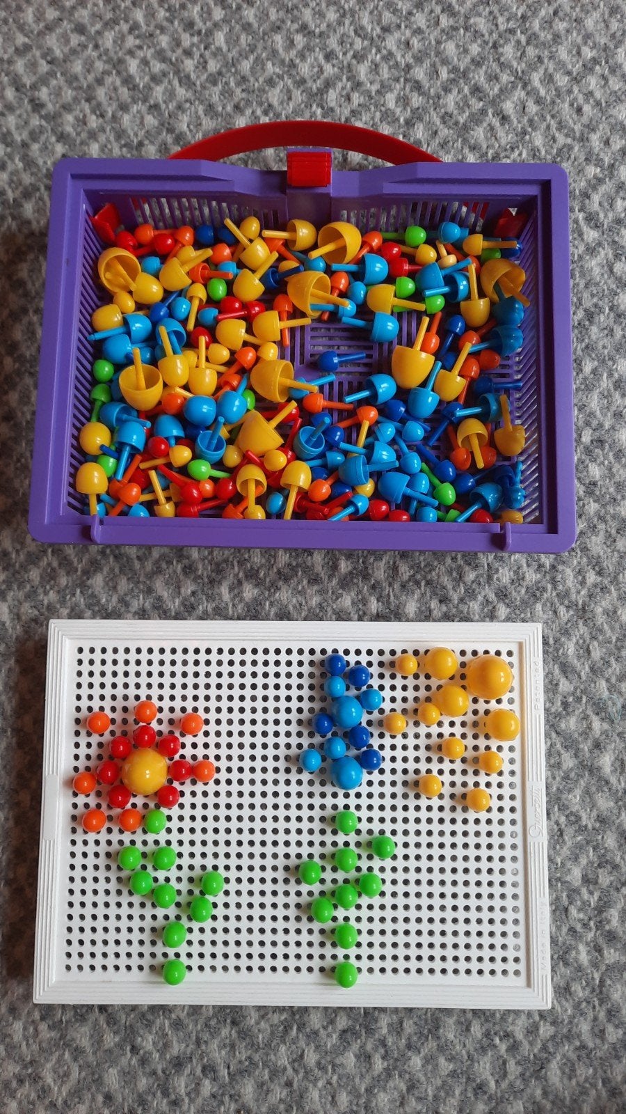 Quercetti Fantacolor mozaïek speelgoed met veel pinnetjes, Kinderen en Baby's, Ophalen, Gebruikt, Knutselen