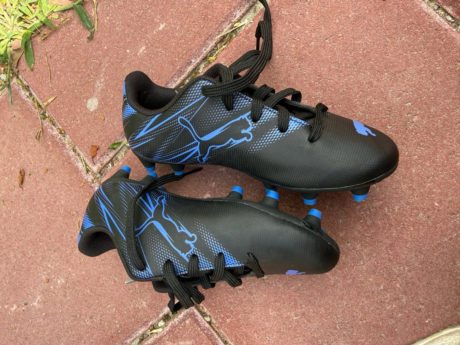 Puma voetbalschoenen maat 30, zwart met blauw, Sport en Fitness, Voetbal, Ophalen of Verzenden, Zo goed als nieuw, Schoenen