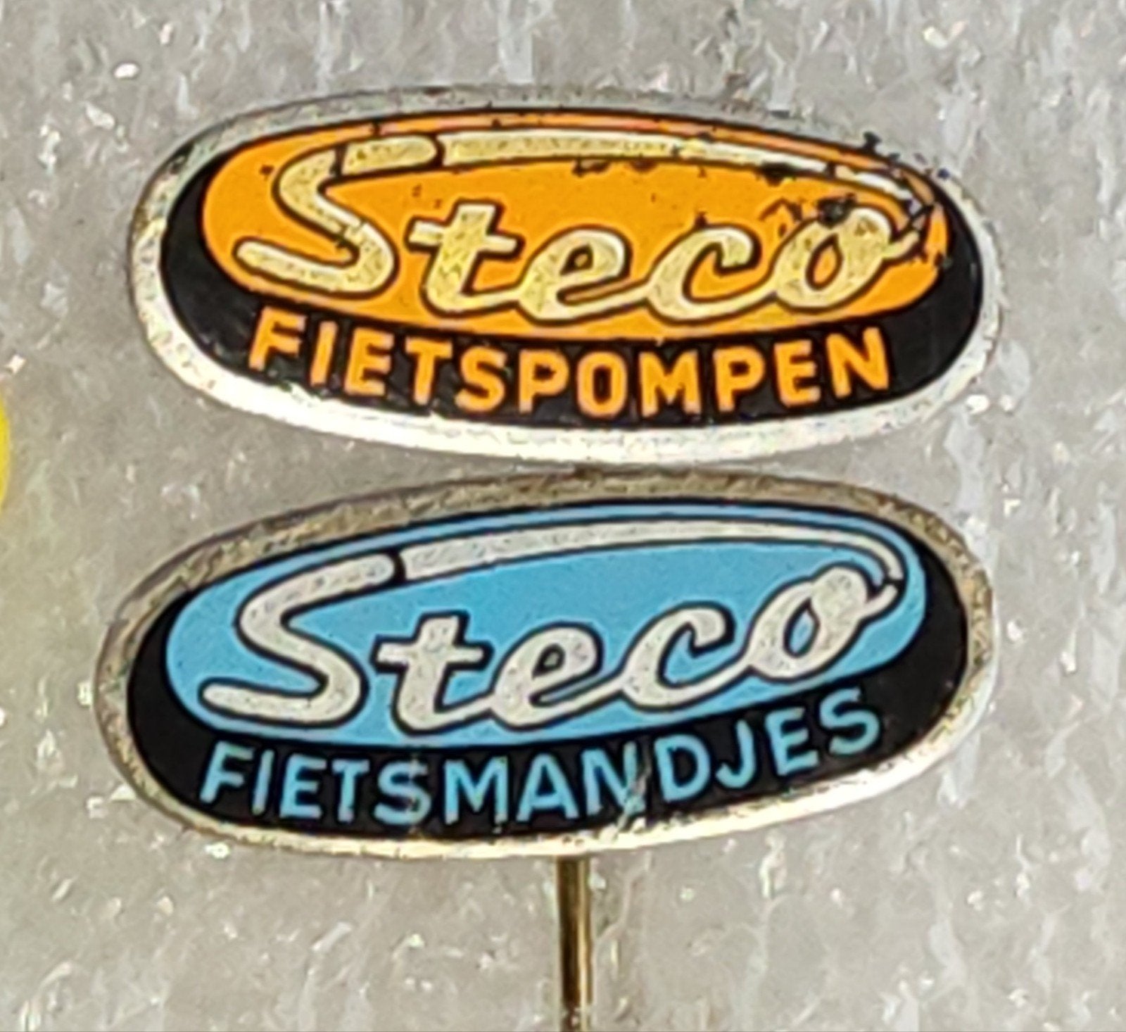 2 Steco Speldjes: Fietspompen en Fietsmandjes, Verzamelen, Ophalen of Verzenden, Gebruikt, Overige onderwerpen, Speldje of Pin