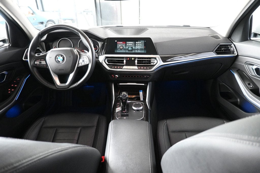 BMW 3-serie 320i High Executive Automaat Navigatie LED Carpl, Auto's, 1998 cc, Achterwielaandrijving, Gebruikt, 4 cilinders
