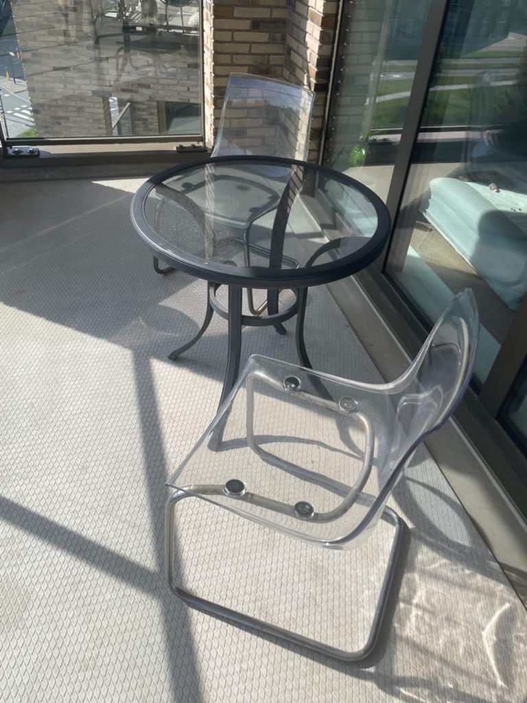 Balkonset: Glazen tafel met 2 transparante stoelen, Kunststof, Gebruikt, Eettafel, Tuinset