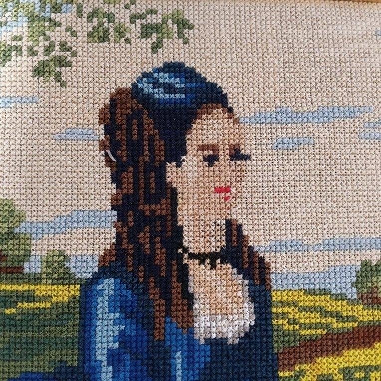 Uniek antiek geborduurd schilderij vrouw in blauw, Antiek en Kunst, Kunst | Schilderijen | Klassiek, Ophalen of Verzenden