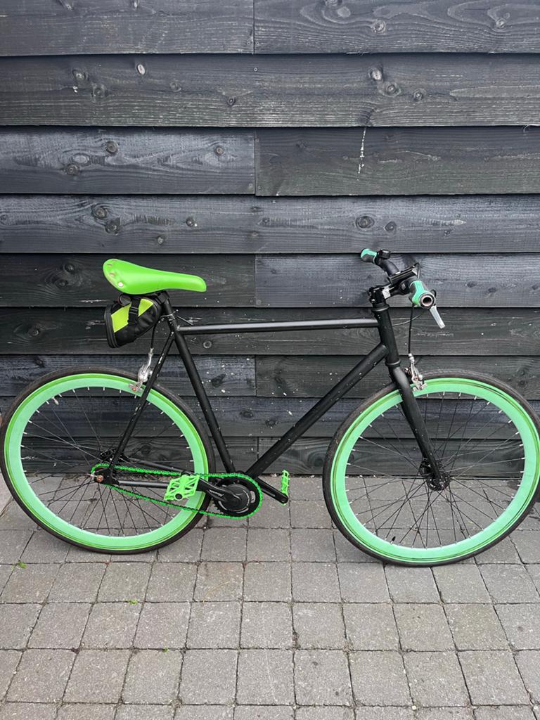 Zwarte Fixie Fiets met Opvallende Groene Details, Fietsen en Brommers, Terugtraprem, Gebruikt, 53 tot 57 cm, Ophalen