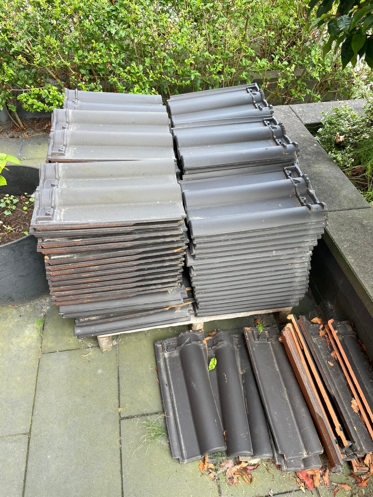 Dakpannen antraciet, Doe-het-zelf en Verbouw, Ophalen, Steen of Klei, Zo goed als nieuw, 15 m² of meer