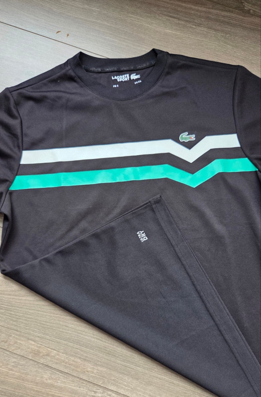 Lacoste Sport T-shirt Zwart met Groene en Witte Streep, Maat 48/50 (M), Ophalen of Verzenden, Zo goed als nieuw, Lacoste