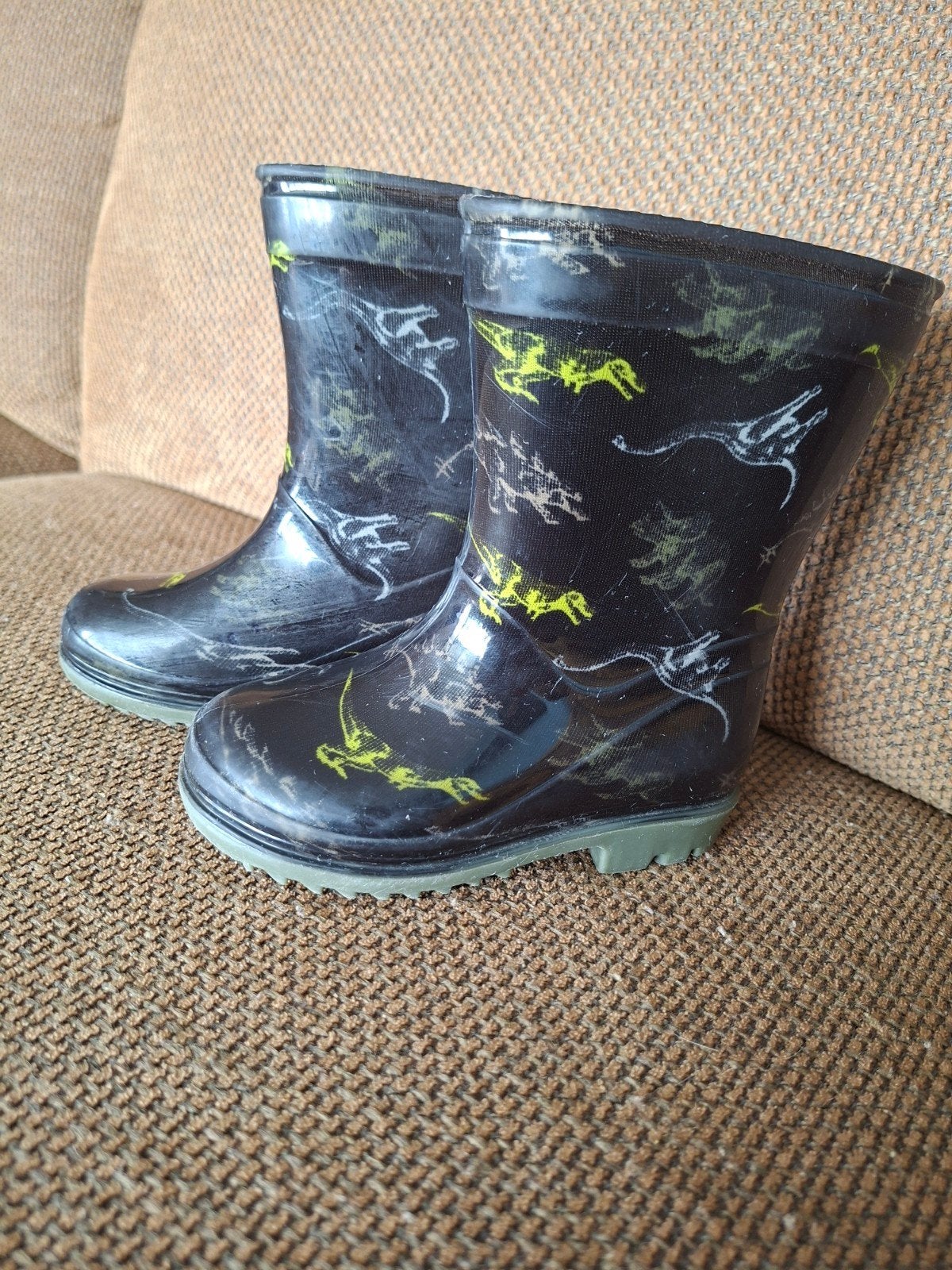 Regenlaarzen zwart met gele en witte dino's - Maat 22, Ophalen of Verzenden, Zo goed als nieuw, Jongen of Meisje, Laarzen