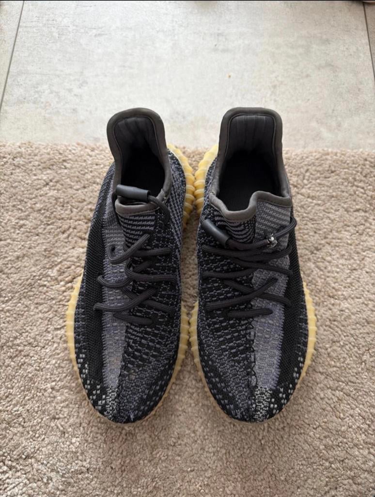 1 op 1 Adidas Yeezy Boost 350 V2 - Zwart/Grijs, Kleding | Heren, Schoenen, Ophalen of Verzenden, Gedragen, Zwart, Sneakers of Gympen