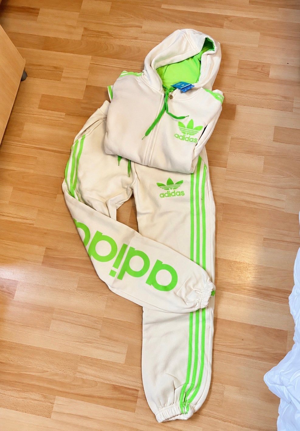 Dik Adidas heren pak / wit- neon groen maat XL nieuw, Wit, Ophalen of Verzenden, Algemeen, Maat 56/58 (XL)