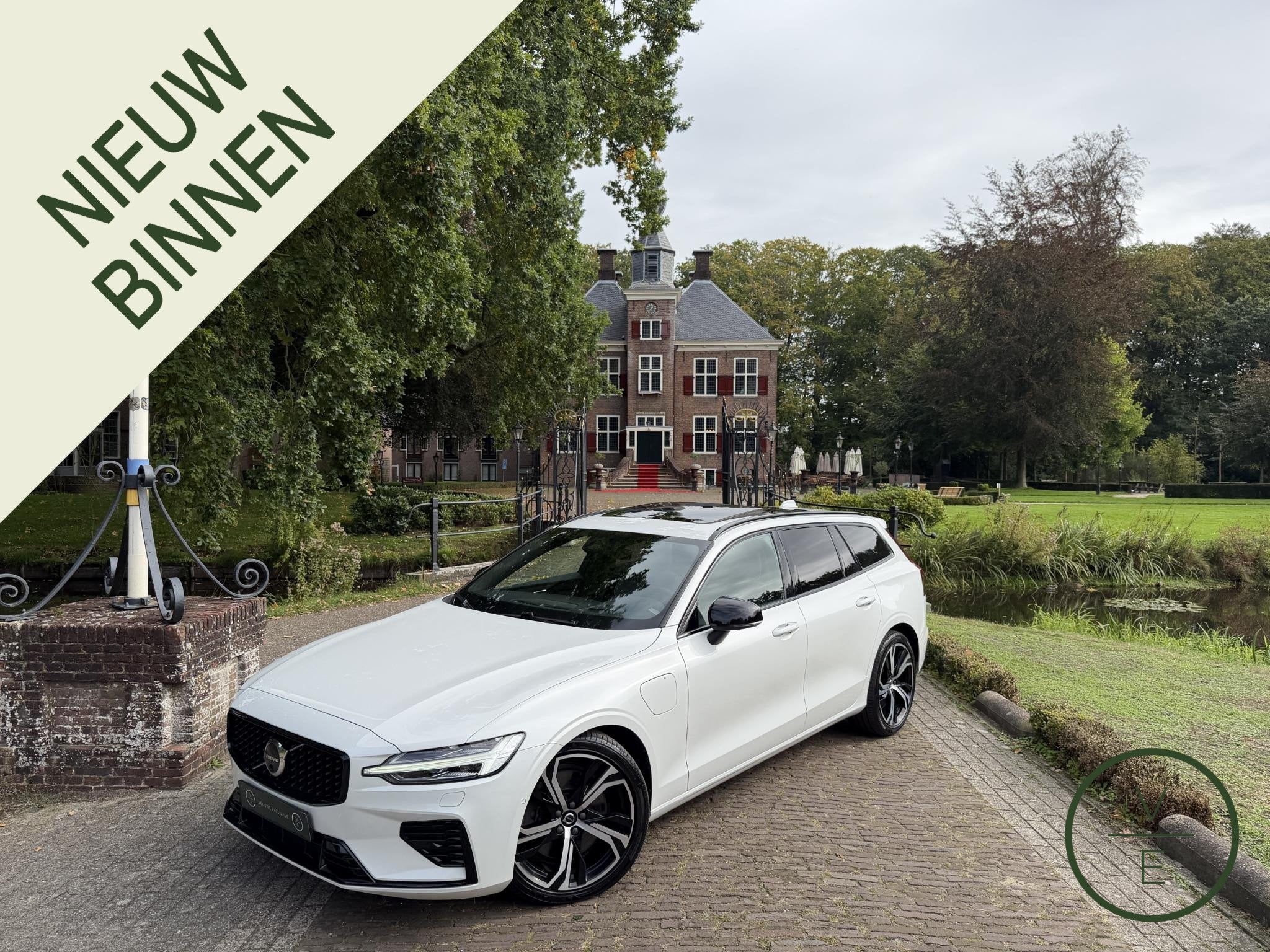 Volvo V60 2.0 T8 Plug-in hybrid AWD Ultimate Dark | HUD | Pa, Auto's, Automaat, Stof, Gebruikt, 4 cilinders