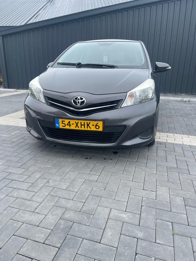 Toyota Yaris 1.3 16V Vvt-i 5DR 2012 Grijs Nap, Auto's, Voorwielaandrijving, 40 €/maand, 4 cilinders, Bedrijf