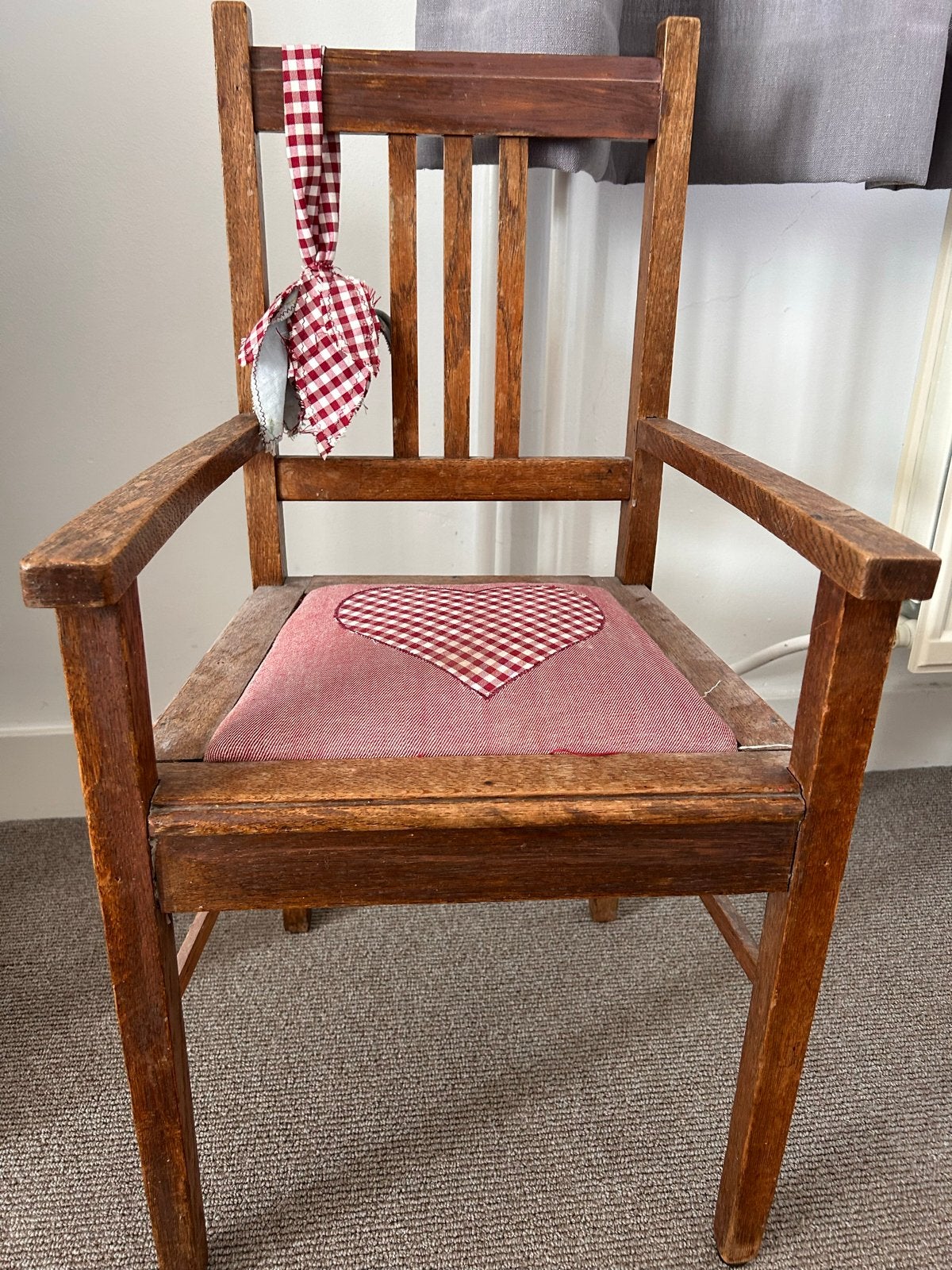 Vintage houten kinderstoel met hartjeskussen, Ophalen