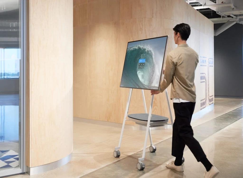 Microsoft Surface Hub 2S 50" + Steelcase Roam-stand, Ophalen, Zo goed als nieuw, Video