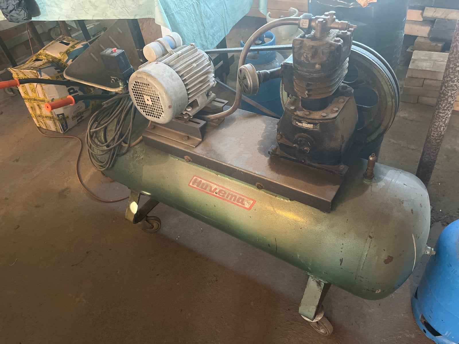Huvema compressor 200L uit 1982 - Robuust en Betrouwbaar, Ophalen, Gebruikt, 200 tot 400 liter/min, 10 bar of meer