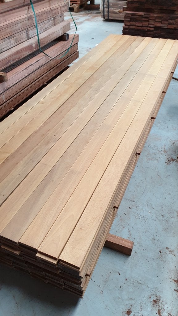 GEVELBEKLEDING, SCHUTTING: PARTIJ SMALLE PLANKEN HARDHOUT GE, Ophalen of Verzenden, Nieuw, 250 cm of meer, Planken