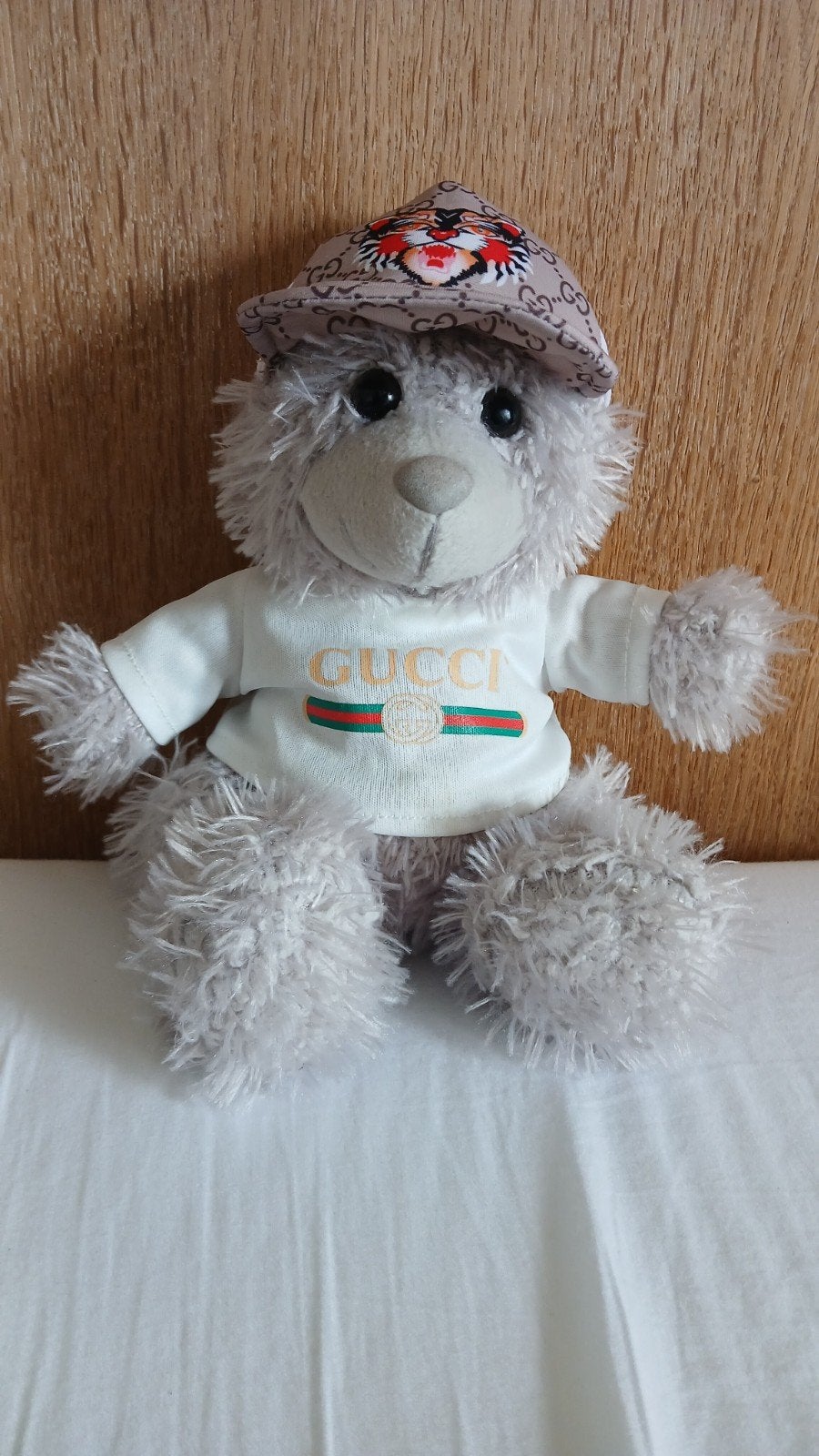 Grijze teddybeer met Gucci-shirt en pet, Kinderen en Baby's, Overige merken, Overige karakters, Beer, Grijs