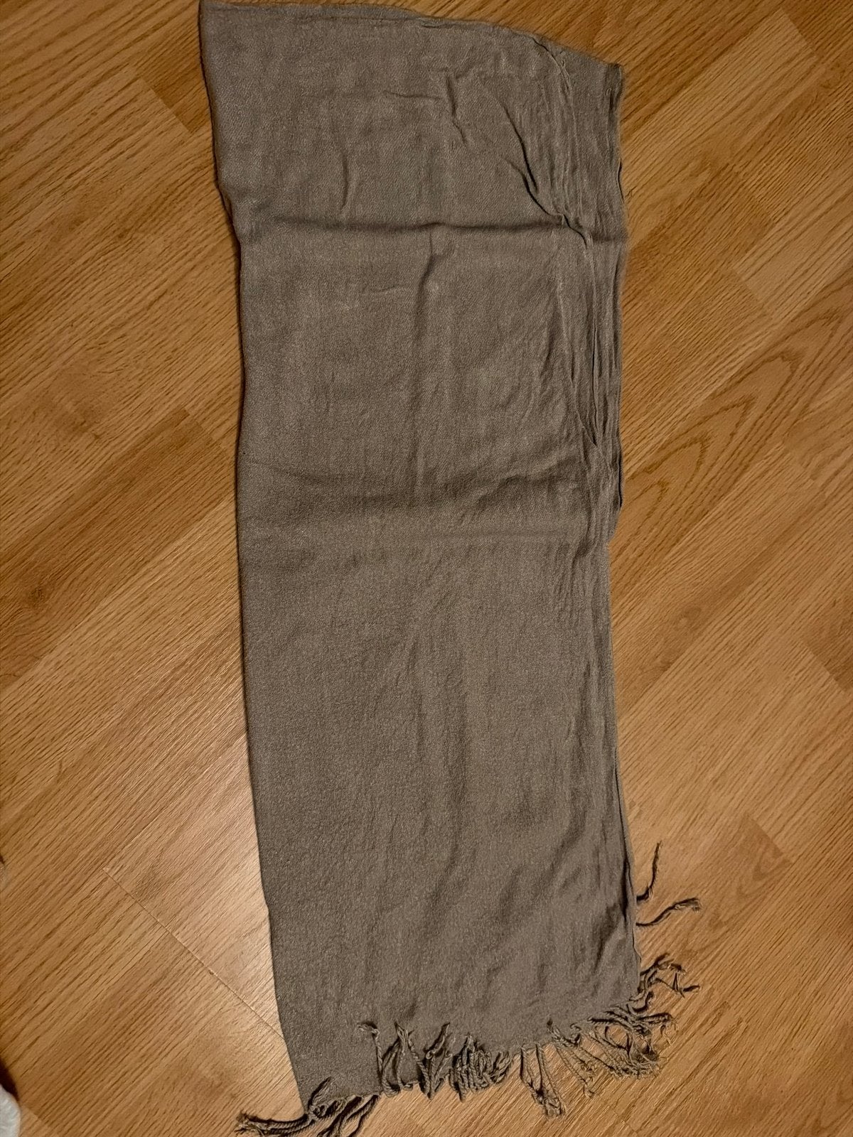 Mooie grijze sjaal, Kleding | Dames, Mutsen, Sjaals en Handschoenen, Ophalen of Verzenden, Gedragen, Sjaal