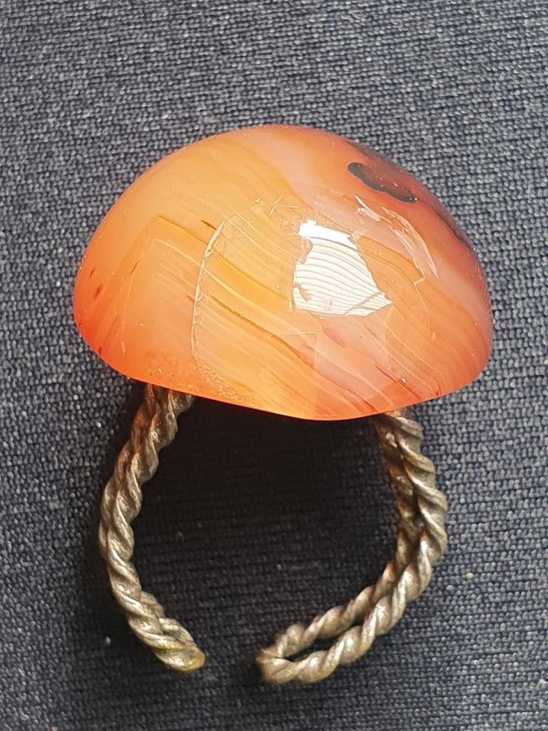 Aparte ring? Met een oranje kleur steen?, Sieraden, Tassen en Uiterlijk, Ringen, Ophalen of Verzenden, 17 tot 18, Oranje, Dame