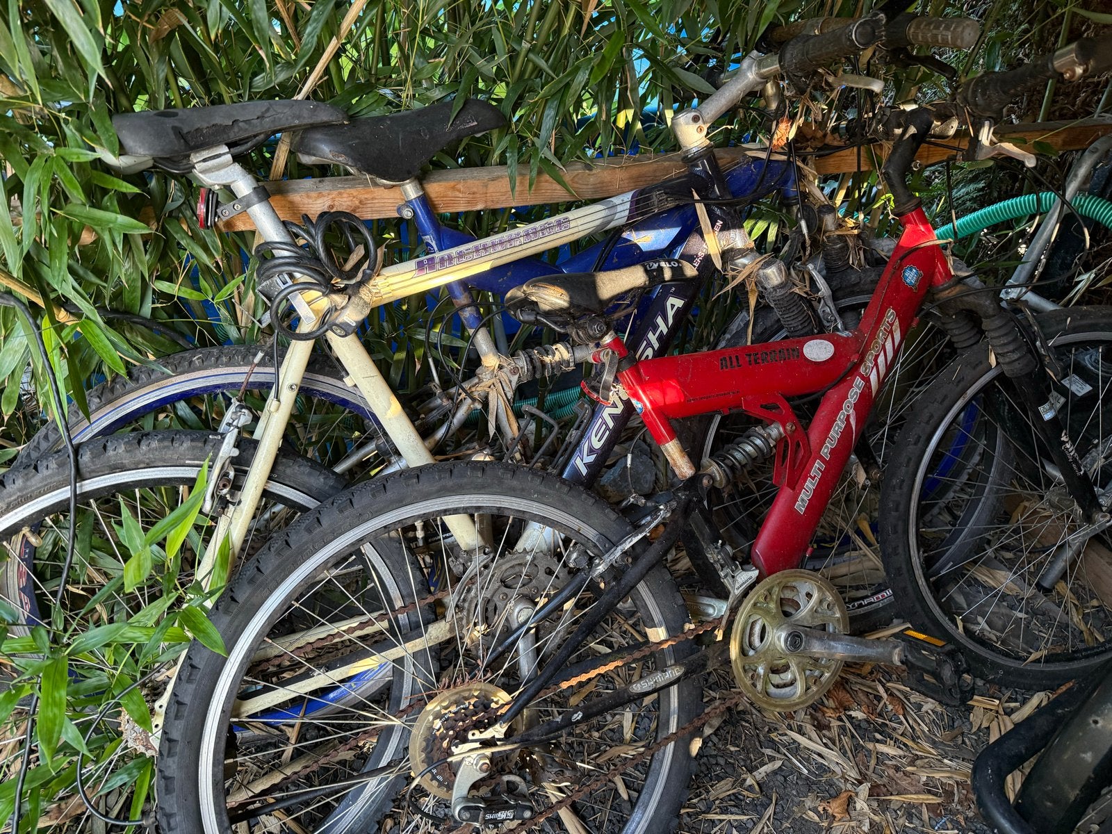 5 fietsen: 2 kinderfietsen en 3 opknap mountainbikes, Ophalen, Gebruikt