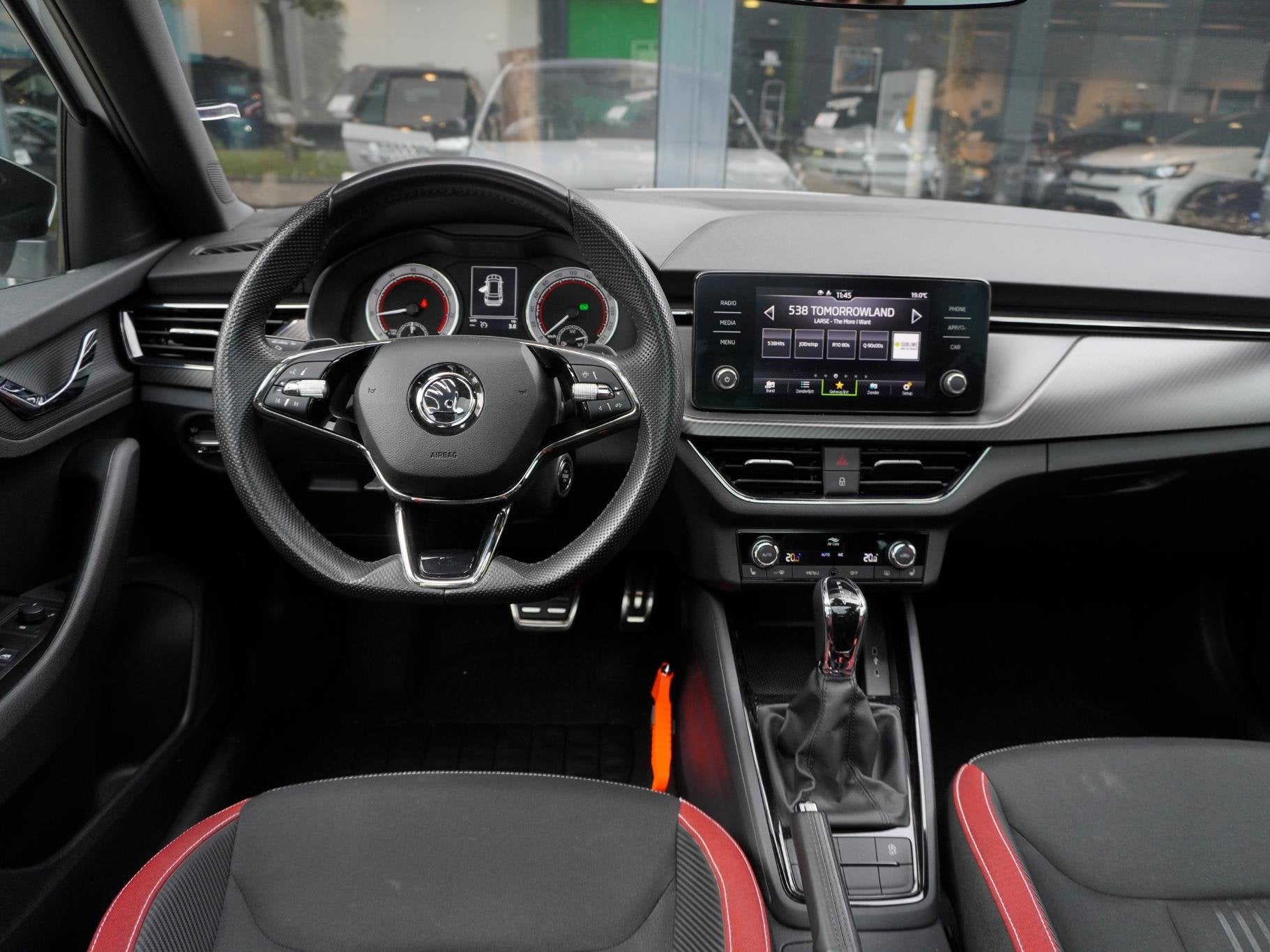 Skoda Kamiq TSI 110 DSG Monte Carlo AUTOMAAT / PANO / STOELV, Auto's, Gebruikt, Wit, 3 cilinders, Kamiq