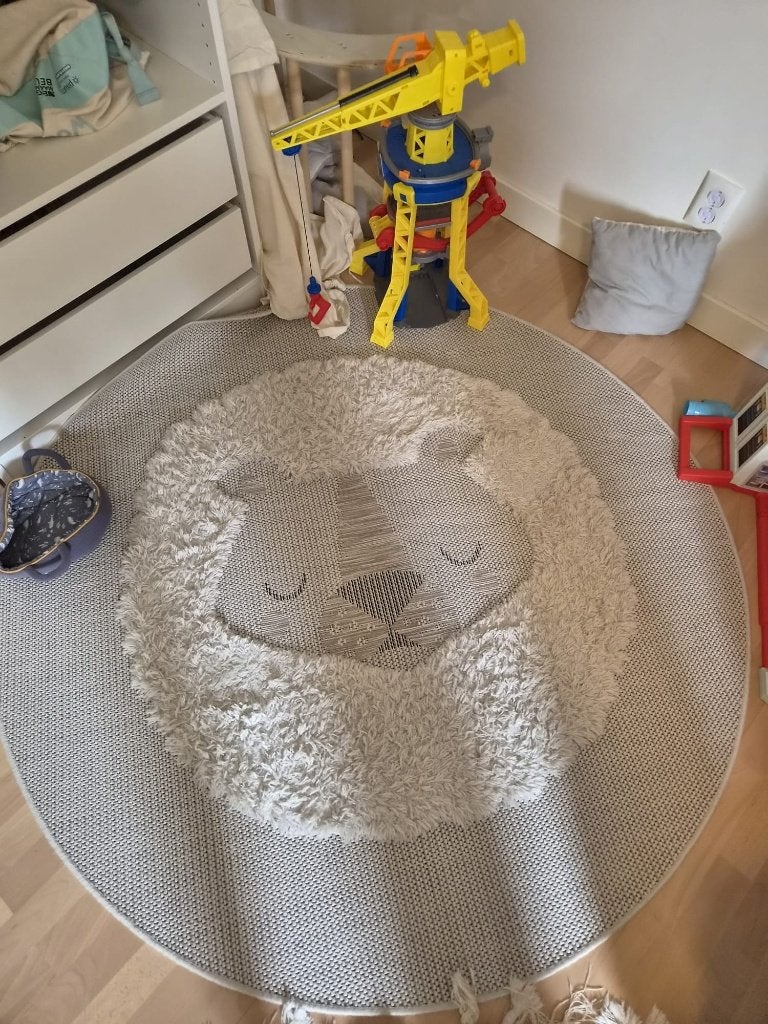 Schattig rond kindertapijt met leeuwenkop, Huis en Inrichting, Ophalen, Gebruikt