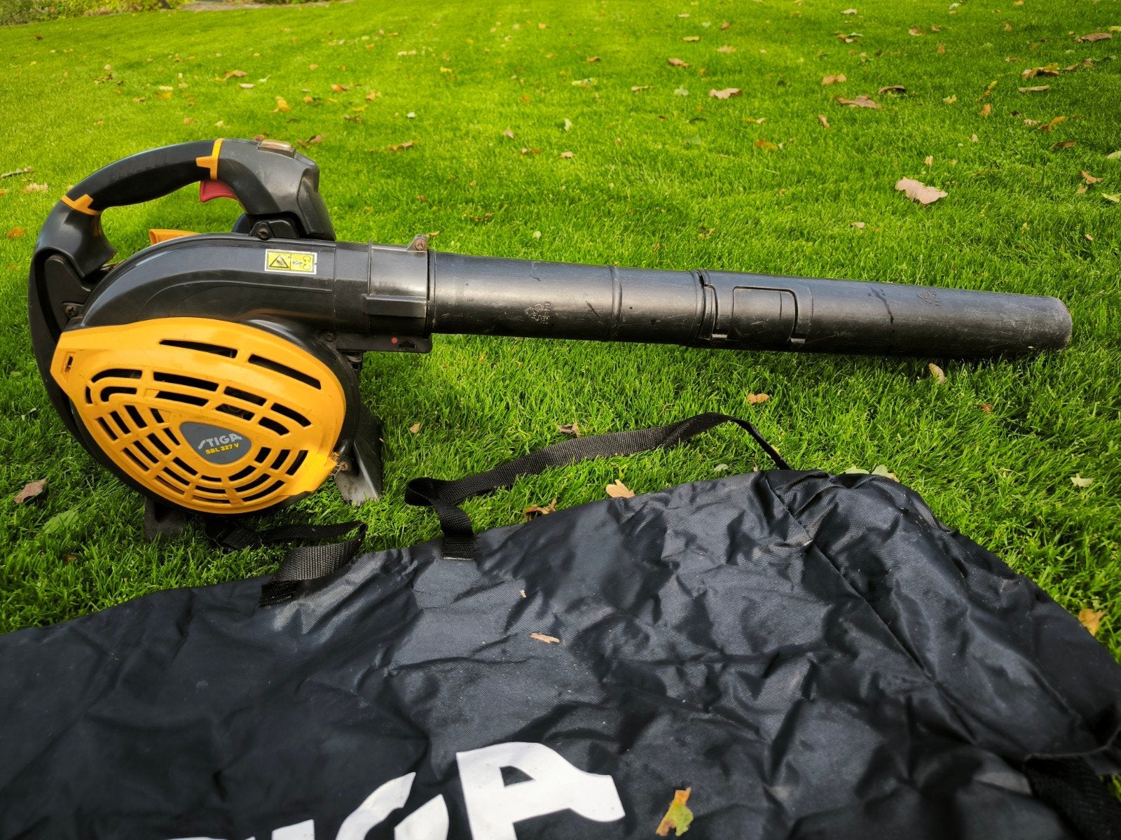 Stiga SBL 327 V Bladblazer met zuigfunctie en versnipperaar, Tuin en Terras, Ophalen, Benzine, Gebruikt, Met opvangzak