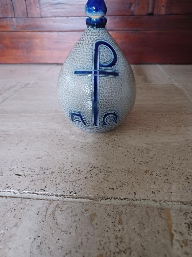 Antieke wijwaterkruik met Christusmonogram, Antiek en Kunst, Ophalen of Verzenden