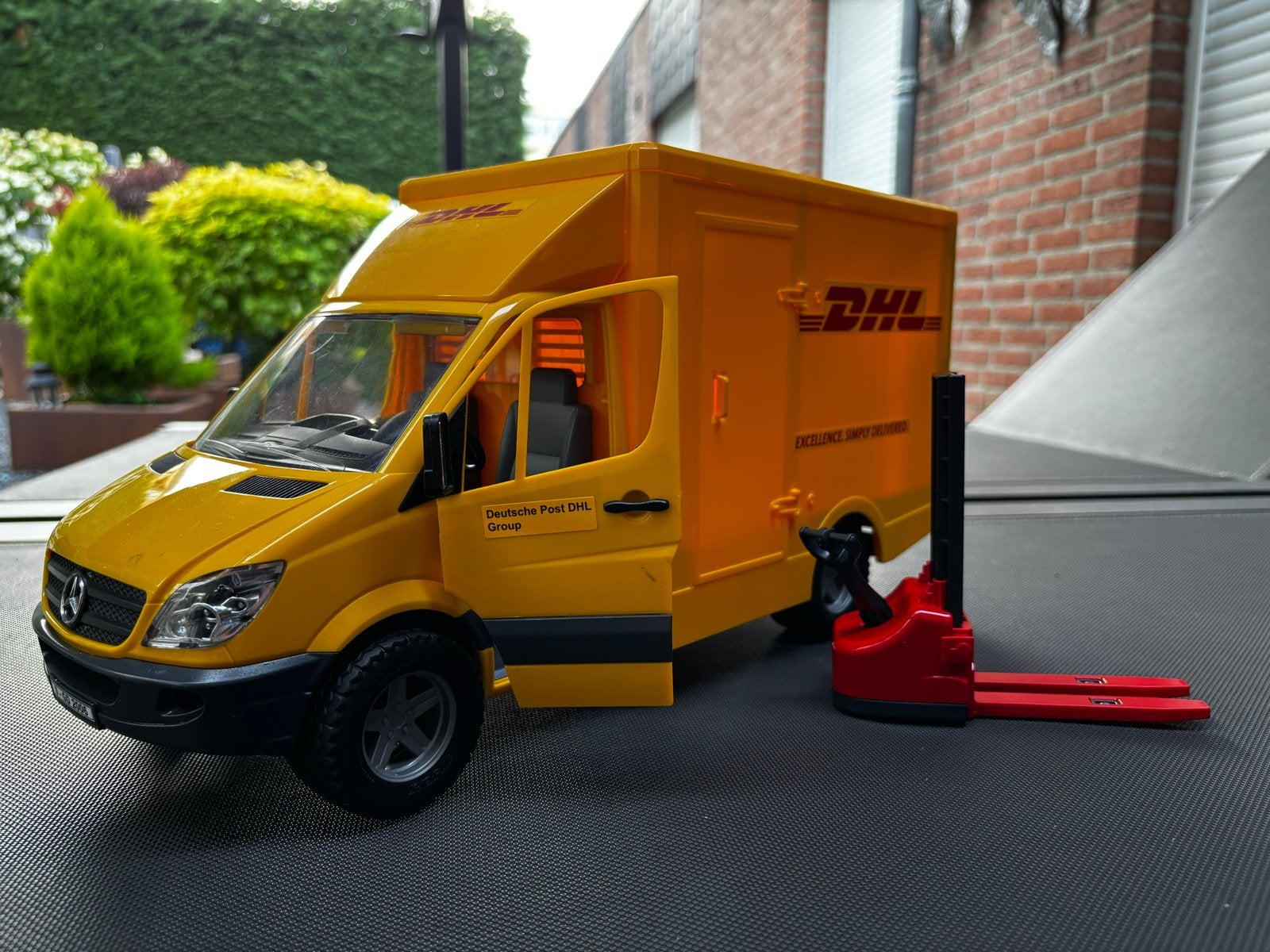 Bruder DHL Mercedes-Benz Sprinter met Palletwagen, Ophalen of Verzenden, Zo goed als nieuw