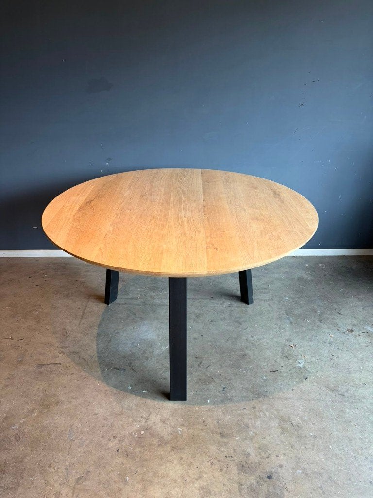 Ronde eiken tafel Ø130 cm – Stalen 3-poot onderstel, Ophalen, Rond, Nieuw, Vijf personen of meer
