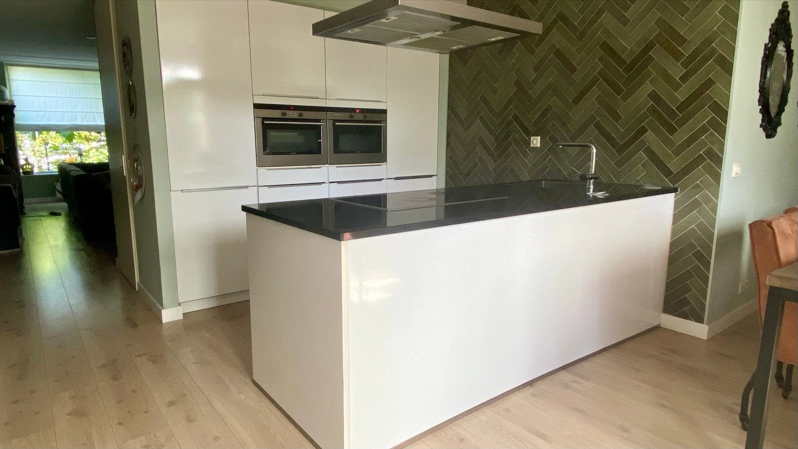 Moderne witte keuken met kookeiland en inbouwapparatuur, Huis en Inrichting, Keuken | Complete keukens, Ophalen, Gebruikt, Wit
