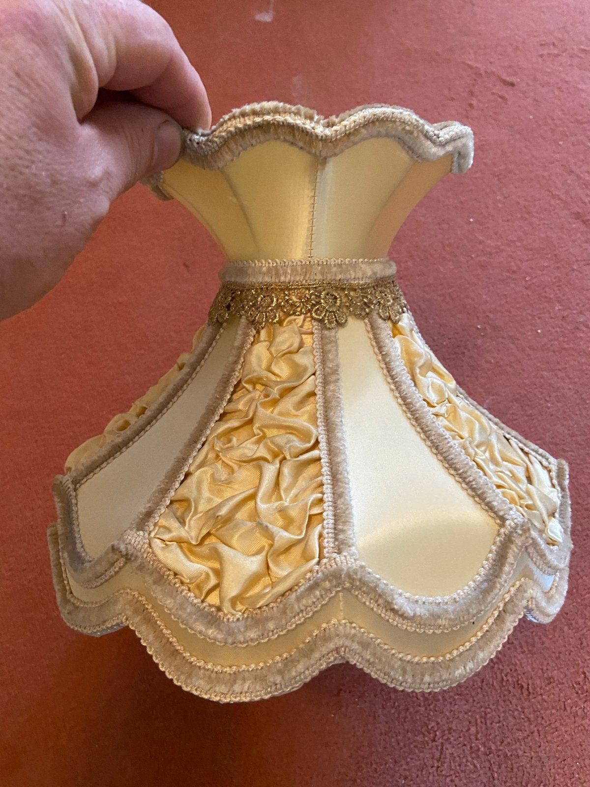 Vintage lampenkapje, geel met gouden details, Ophalen