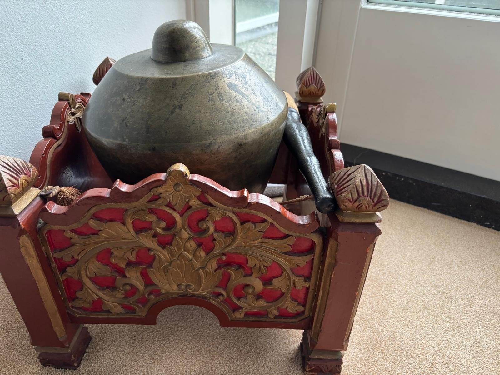 Antieke Gamelan Gong met prachtig bewerkt onderstel, Ophalen, Gebruikt
