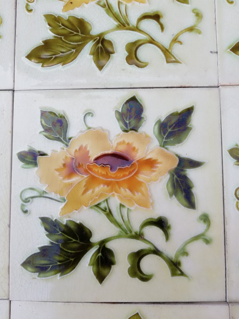 35 antieke wandtegels, gele roos in relief, 14.9x14.9 cm, Ophalen