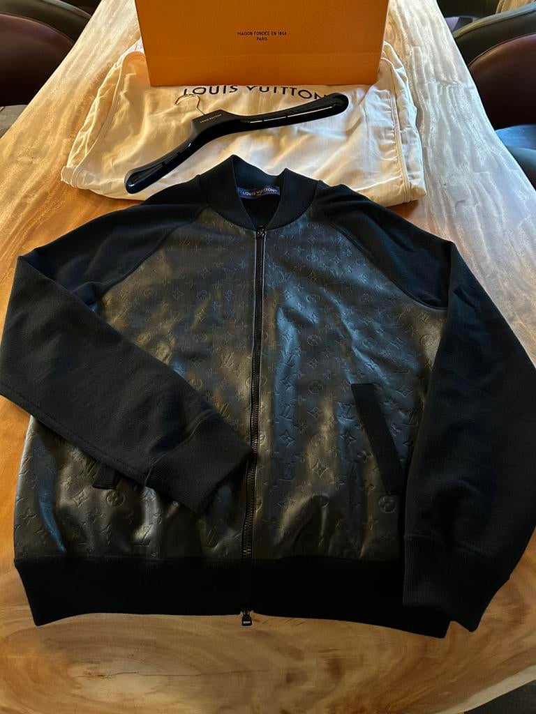 Louis Vuitton , wol / lamsleer mix., Ophalen of Verzenden, Nieuw, Maat 48/50 (M), Zwart