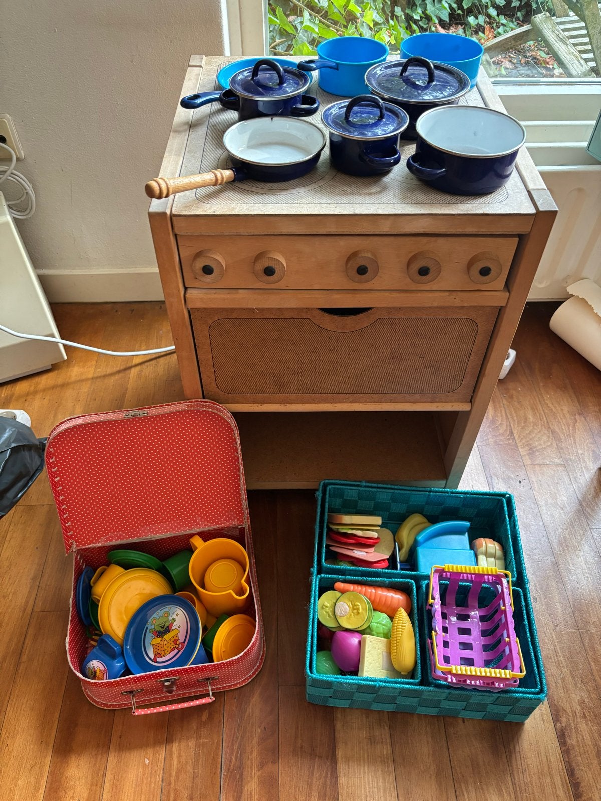 Houten speelkeuken met pannen, servies en etenswaren, Ophalen, Gebruikt, Meubelstuk of Keukentje