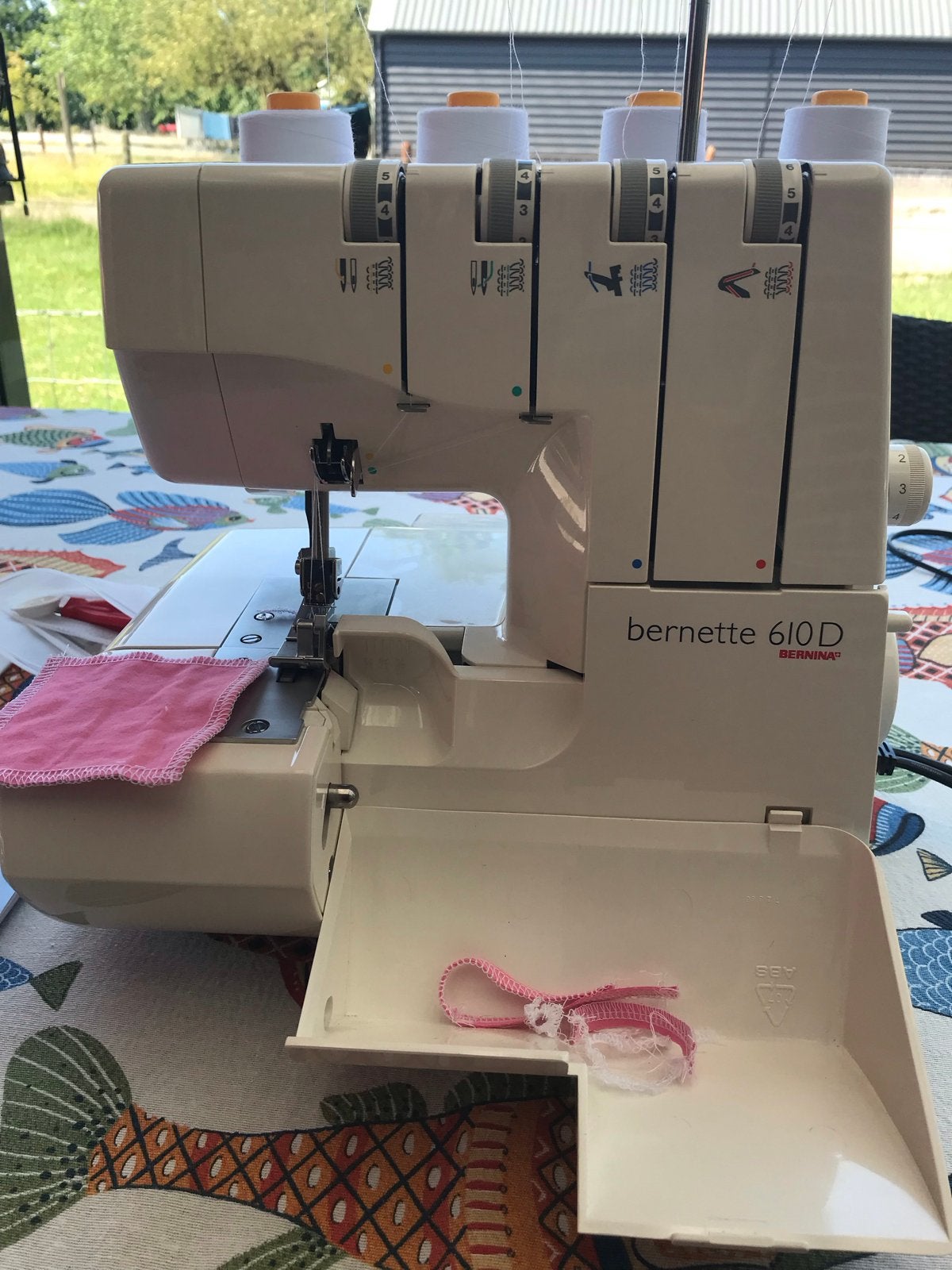 Bernette 610D Lockmachine - Zo goed als nieuw, Hobby en Vrije tijd, Naaimachines en Toebehoren, Ophalen, Zo goed als nieuw, Lockmachine