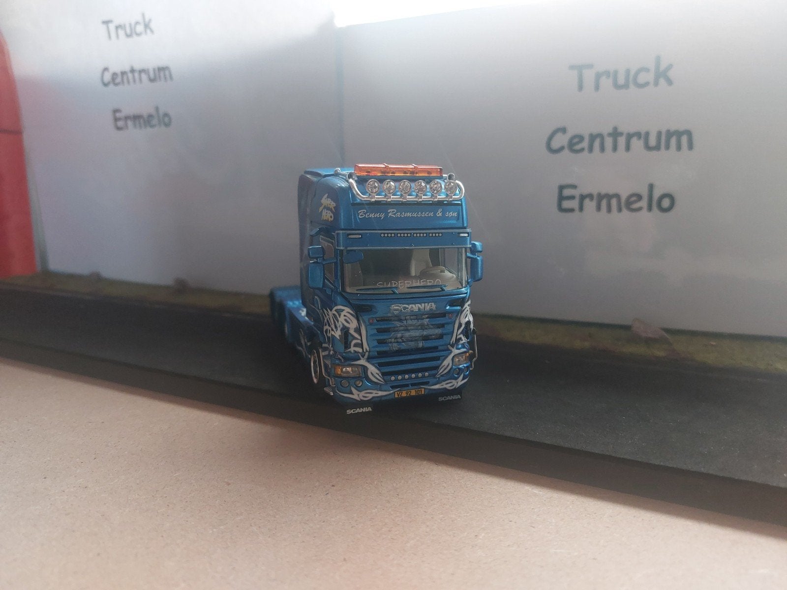 Benny Rasmussen; Scania R(5) Topline 6x2
sleep as, Hobby en Vrije tijd, Modelauto's | 1:50, Ophalen of Verzenden, Nieuw, Bus of Vrachtwagen