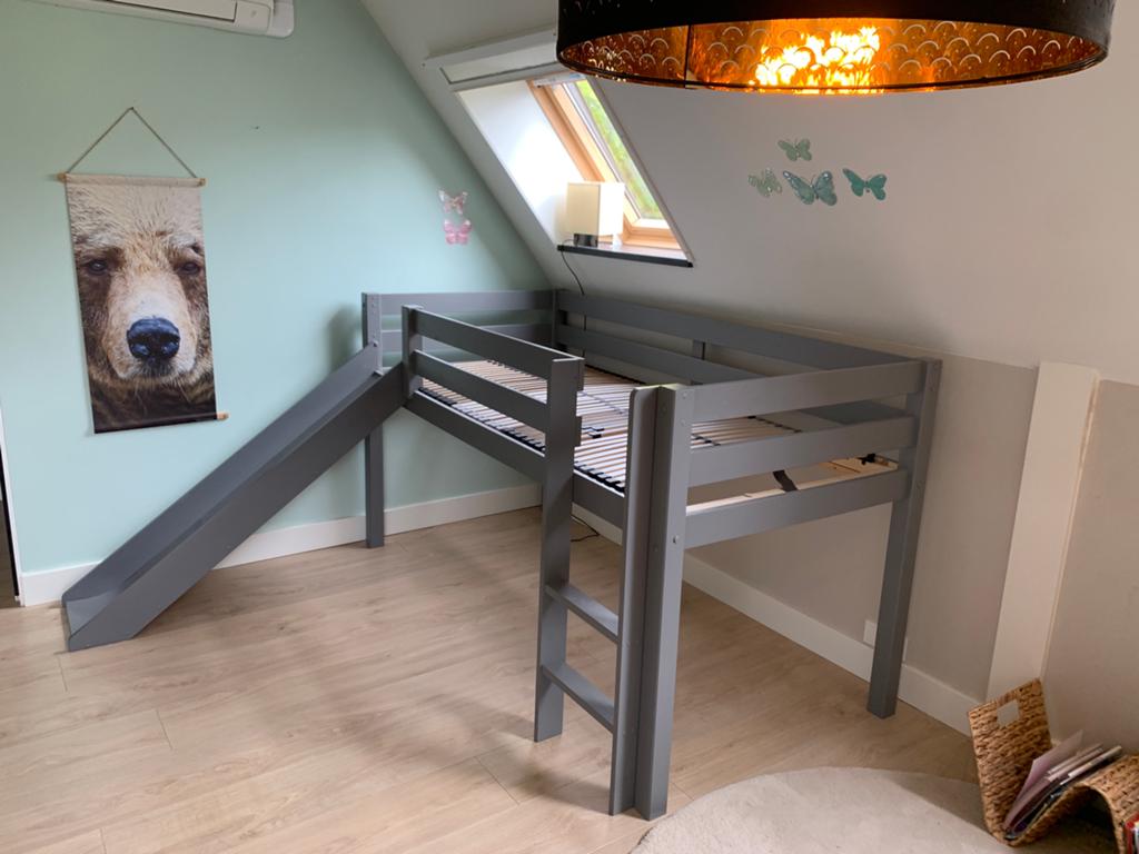 Middenslaper met glijbaan, Kinderen en Baby's, Kinderkamer | Bedden, Ophalen, 85 tot 100 cm, Zo goed als nieuw, Hoogslaper of Stapelbed