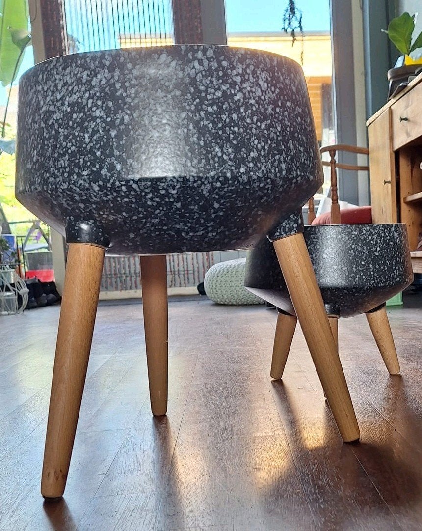 Set van 2 bloempotten met houten poten, Zo goed als nieuw, Aardewerk, 40 tot 70 cm, Ophalen