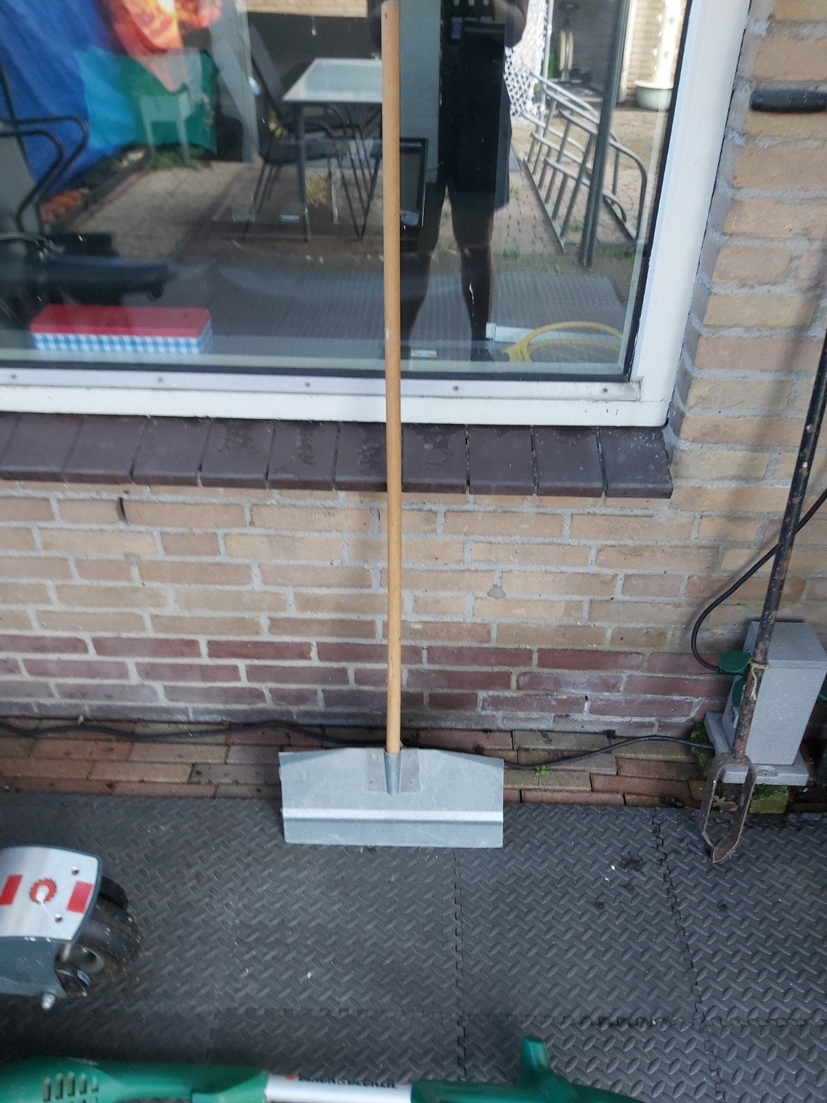 Stevige sneeuwschep met houten steel, Ophalen, Gebruikt, Schop