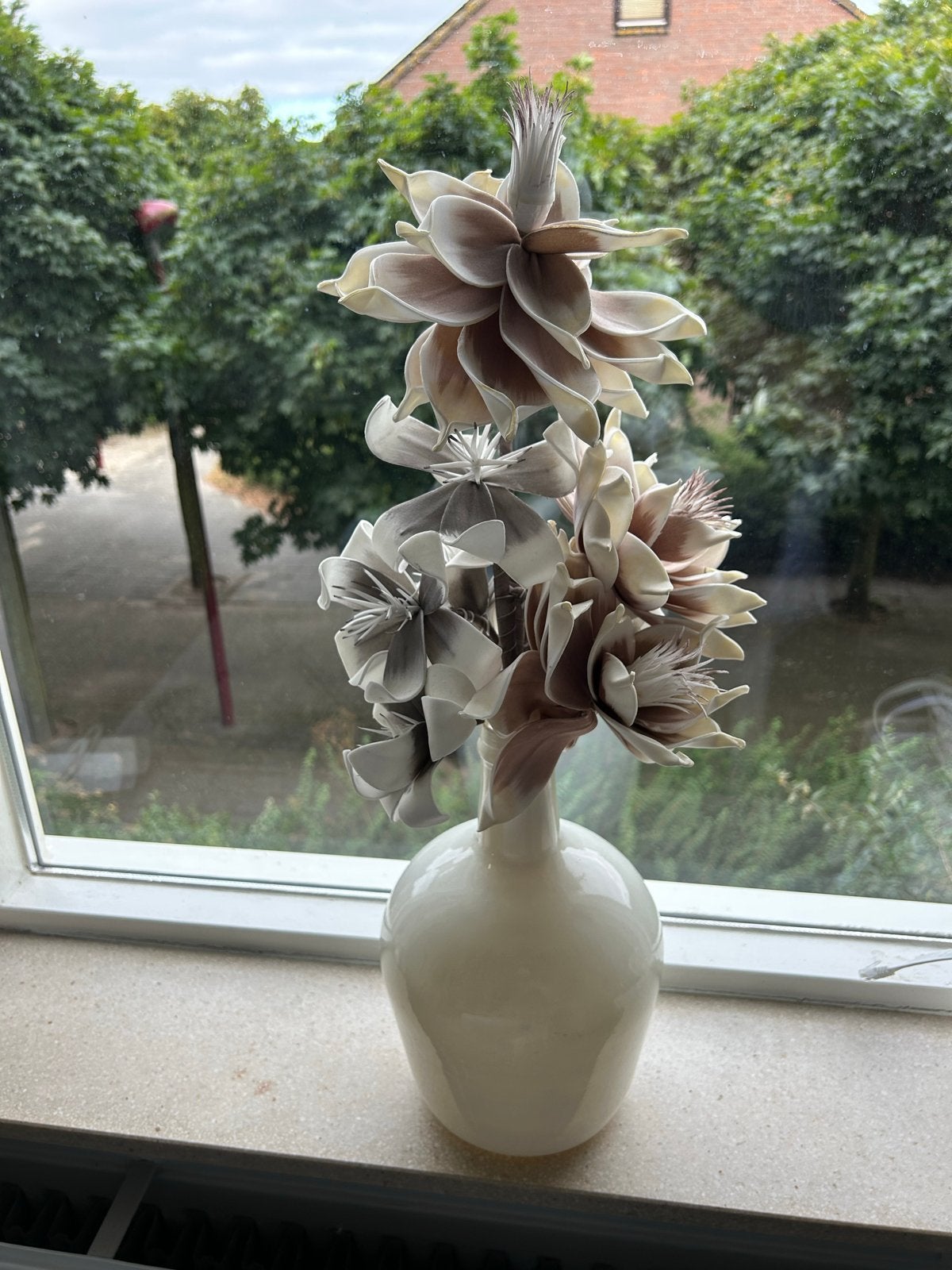 Decoratieve vaas met kunstbloemen - Crème/Bruin, Huis en Inrichting, Woonaccessoires | Vazen, Ophalen, Zo goed als nieuw, Inclusief decoratie