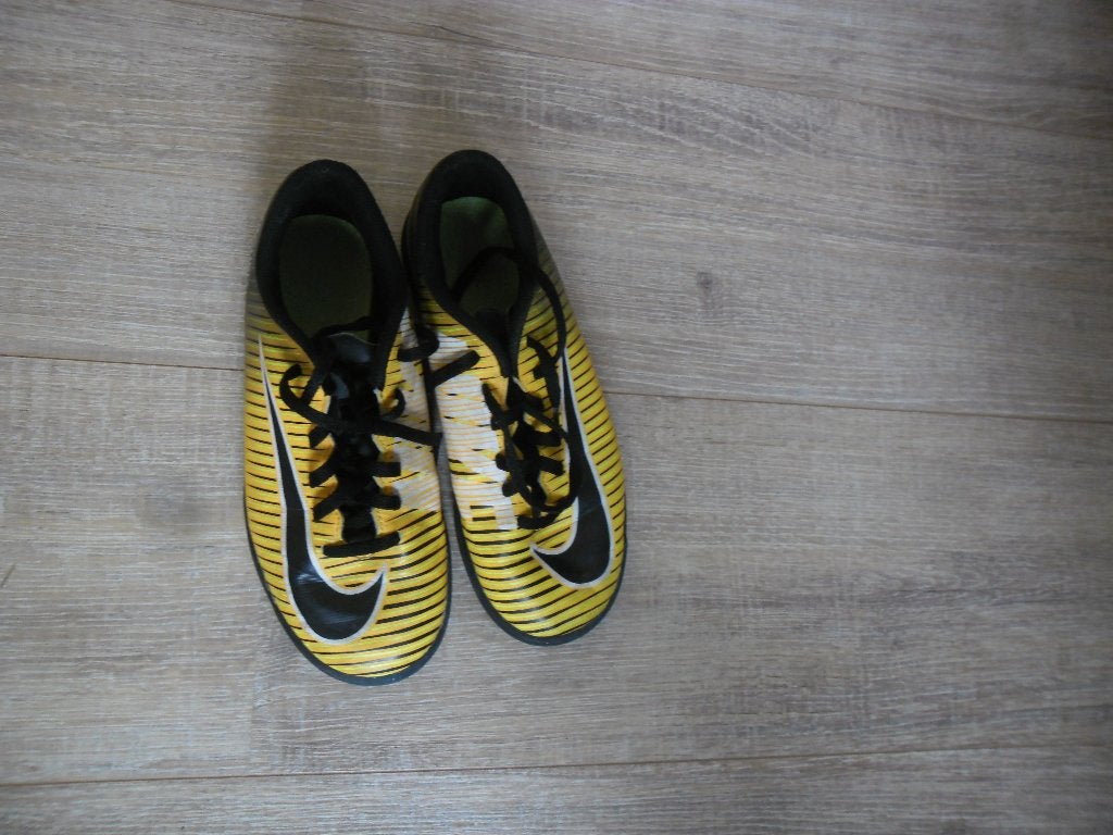 z.g.a.n. Nike jongens sportschoenen. Maat 35,5, Sportschoenen, Ophalen of Verzenden, Zo goed als nieuw, Nike