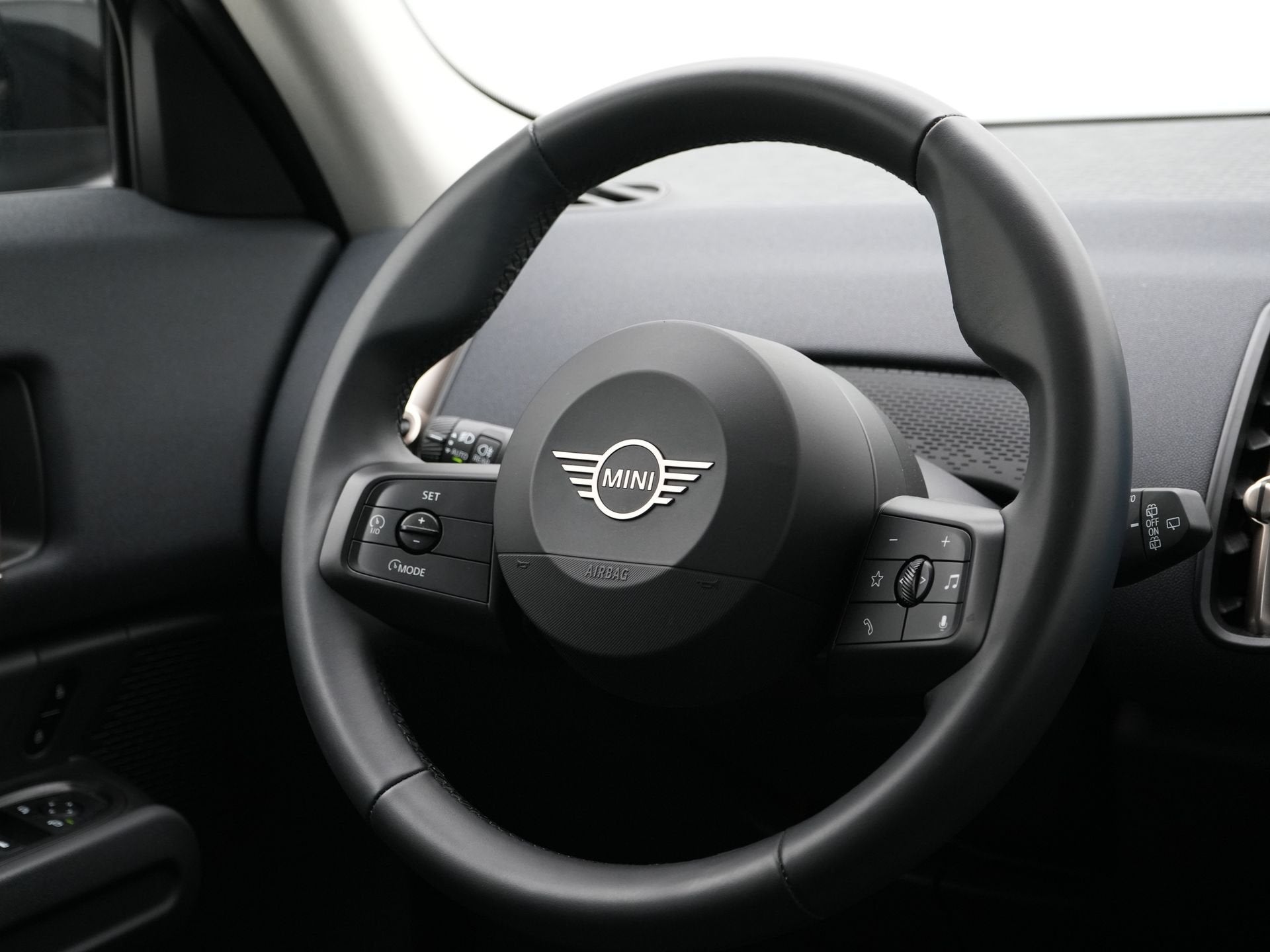MINI Countryman E Essential Accu conditie 100% (bj 2024), Auto's, Dealer onderhouden, Stof, Gebruikt, Countryman