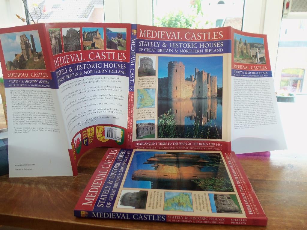BOEK CHARLES PHILLIPS-MEDIEVAL CASTLES., 14e eeuw of eerder, Europa, Ophalen of Verzenden, Zo goed als nieuw
