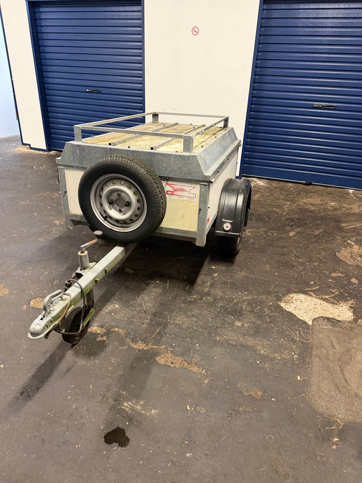 Compacte aanhanger met imperiaal en reservewiel, Ophalen, Gebruikt