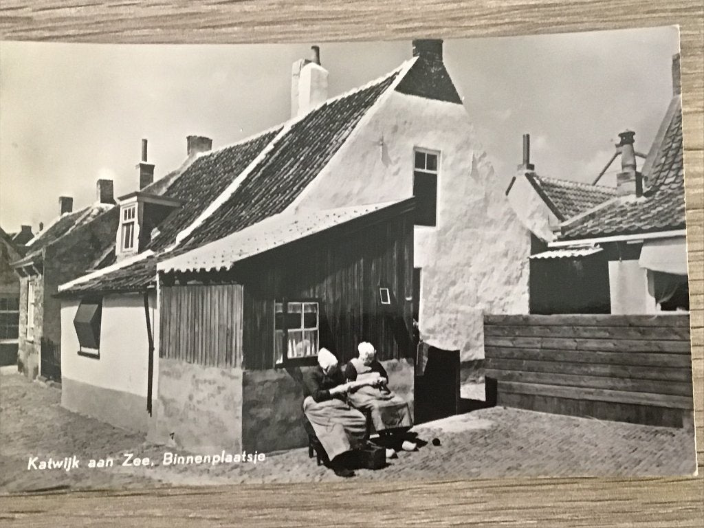 Oude ansichtkaart Katwijk aan Zee, Binnenplaatsje 1957, Ophalen of Verzenden, 1940 tot 1960, Gelopen, Zuid-Holland
