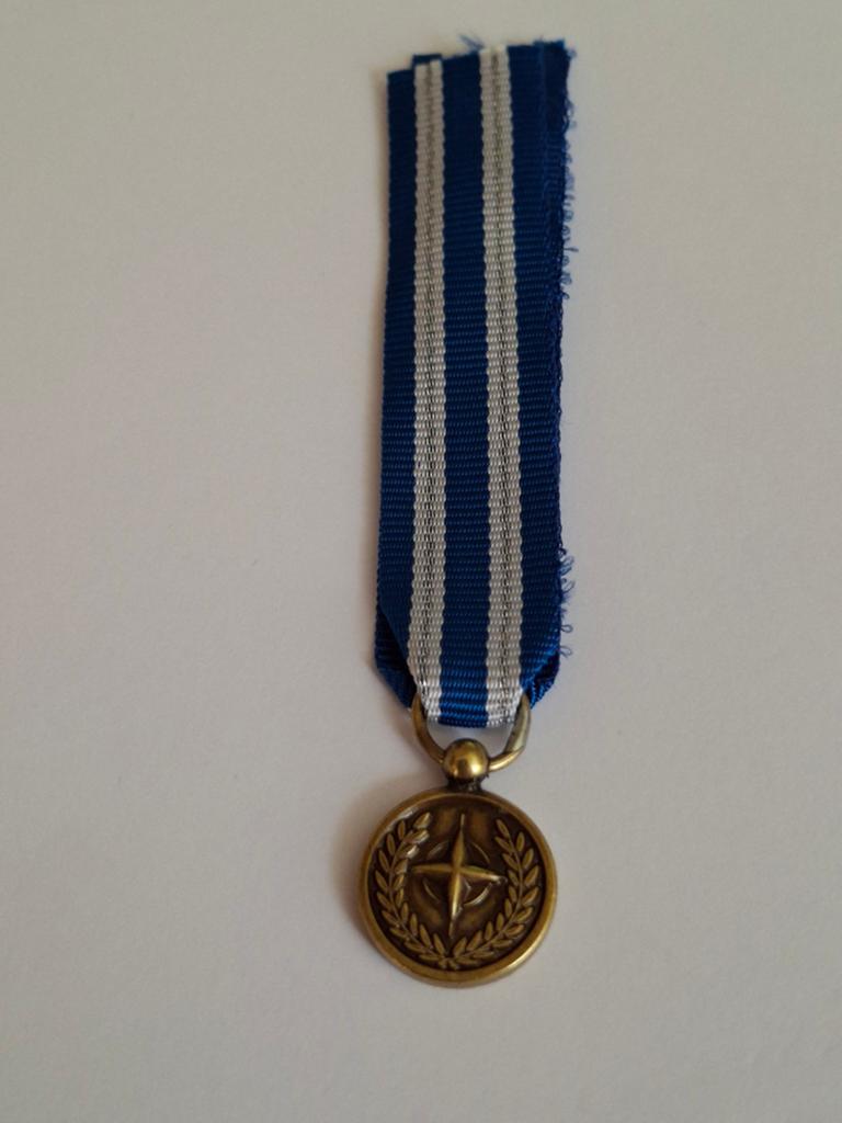 Nato medaille miniatuur, Ophalen of Verzenden, Landmacht, Nederland, Lintje, Medaille of Wings